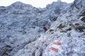 ... erreichen wir den rutschig-schottrigen Riffel-Gipfelaufbau, der aber durch Drahtseile gut entschrft wird. Die Wandermarkierung kennzeichnet den Weg auf jeden Fall mit Schwierigkeit 