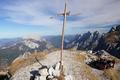 Ein Bergsteiger (zumindest alle, die ich persnlich kenne) freut sich in der Regel ber ein Gipfelkreuz - auch wenn es nur ein solches ist. Blick nach Osten zur Buchsteingruppe (links) und Hochtorgruppe (rechts). Knapp links des Kreuzes der Tamischbachturm.
