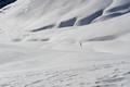 Unten im Kessel, zu dem man einige Hhenmeter abfahren mu (das Abnehmen der Felle zahlt sich aber nicht aus), zieht gerade ein Schneeschuhwanderer seine Spur. Da ich selbst ja auch begeisterter Schneeschuhwanderer bin und um die Anstrengungen Bescheid wei, zolle ich ihm meinen grten Respekt.