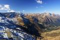 Blick hinunter ber das Aufstiegsgelnde, welches nun auch zunehmend in die Sonne gelangt. Unten im Groslktal die Slkpastrae hinaus ins Ennstal.