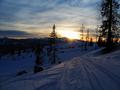 Im Licht der untergehenden Sonne entlang der Schipisten hinunter ins Tal.