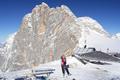 ... um der Seethaler Htte / Dachsteinwarte im Angesicht der imposanten Dachstein-Sdwand einen kurzen Besuch abzustatten.