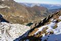 Der Tiefblick auf den Stierkarsee weckt die Vorfreude auf den Besuch bei diesem Gewsser, welches bereits unterhalb der Schneegrenze liegt.