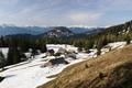 Aufstieg ber die Sdhnge. Ausblick ber die Alm und den Nojer (oberhalb der Bildmitte) hinweg in die Niederen Tauern.