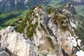 Der Steig verl�uft oben am Grat in mehrfachem Auf und Ab hin�ber zum Gw�hnlistein (Gwendlingstein) rechts hinten.