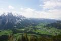 ... und nach Westen hinab ins steirische Salzkammergut um Tauplitz und Bad Mitterndorf. Links der Grimming, danach folgt der Kammspitz. Am Horizont die h�chsten Dachsteingipfel �ber dem Gletschergebiet.