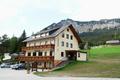Schlie�lich gelange ich auf Asphaltstra�en wieder zur�ck zum Ausgangspunkt beim W�rschachwalderhof. Dahinter - nicht sonderlich spektakul�r aussehend - der Hechlstein, den ich von rechts nach links �berschritten habe.