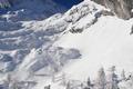 ... wie die beiden Schitourengeher vor mir (winzige Punkte in Bildmitte). Der Steilhang sollte mir �brigens mit den Schneeschuhen etwas sp�ter auch einige Probleme bereiten. Immer wieder komme ich am Pulverschnee im steilen Gel�nde ins Rutschen, da die Schneeauflage von ca. 10 Zentimeter zu hoch ist, als dass meine Harschkrallen den harten Schnee erreichen und greifen k�nnten.