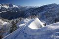 Der R�cken wird aber an einer Stelle sehr schmal. Rechts geht es an den Wechten �ber senkrechte Felsw�nde hinunter. Links - ebenfalls sehr steil - bringt mich der grundlose Schnee mit den Schneeschuhen geh�rig ins Rutschen und damit zum Schwitzen.