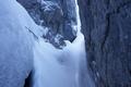 ber die Felsen sind stellenweise grere Schneemassen heruntergkommen, wodurch die abschnittsweise kaum 1,5 Meter breite Schlucht noch schwieriger passierbar wird.