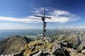 Blick ber das Gipfelkreuz hinaus in den uerst liebreizenden Lungau um Mariapfarr.