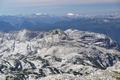 Der Blick schweift ber das de, karstige Zentralplateau bis zu den plattigen Felsen der Weien Wand (rechts der Bildmitte). Weit im Hintergrund leuchten die Gletscher auf Hochalmspitze und Ankogel.