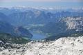 ... und im Westen zu meinem Ausgangsgebiet beim Grundlsee, der im Zoomblick dank moderner Fototechnologie so nah scheint. Kaum zu glauben, dass ich schon fast 10 Stunden unterwegs bin.