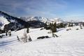 Blick zurck Richtung Westen ber das moderate Aufstiegsgelnde oberhalb der Huselalm. berhaupt kann gesagt werden, dass die heutige Tour gehtechnisch eher einfacher Natur ist (Schwierigkeit BLAU), die Routenlnge erfordert aber eine solide Kondition, weshalb meine Bewertung ROT (sportlich) ausfllt.