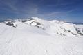 Blick ber das Aufstiegsgelnde zurck zu Zagelkogel (der hchste Gipfel - links) und Hochwart (rechts). Links der Bildmitte erkennt man ameisenhaft winzig einen Schitourengeher.