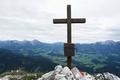 Und tats�chlich - unser drittes Gipfelkreuz am heutigen Tage. Mit wunderbarem Ausblick �ber Windischgarsten und dar�ber hinaus in die Haller Mauern in den n�rdlichen Ennstaler Alpen (links) sowie zum Warscheneckstock im Toten Gebirge (rechts).