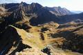 Blick vom Gipfel ber den Ostgrat (linker Bildbereich), ber welchen der Aufstieg etwas leichter gewesen wre - zumindest gibt es dank der Sonne hier keine schmierigen Rauhreiffelder. Fr unseren Abstieg whlen wir das schne Kar in Bildmitte aus. Von hier lt sich aber noch nicht erkennen, dass ungefhr in Bildmitte ein steiler Felsabbruch wartet, den wir dann im rechten Bildbereich Richtung Rantentrl umgehen werden.