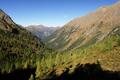 Blick ber unser Rckweggebiet talauswrts. Im Hintergrund Suleck, Schusterstuhl und Spateck, die einfacher aus dem Sattental ber Pruggern erreicht werden knnen. Alle Gipfel sind zur Genge auf AlpenYetis Wanderseiten beschrieben.