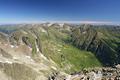 Und weiter nrdlich der zweithchste Gipfel der Schladminger Tauern, die 7 Meter hhere Hochwildstelle, der hchste zur Gnze auf steirischem Boden stehende Gipfel. Weiter links, als kleine Spitze erkennbar, der Hchstein. Nach rechts erkennt man die durch einen einfach begehbaren Grat verbundenen Gipfel von Waldhorn und Kieseck. Noch weiter rechts die Deichselspitze - ein bekannter Frhjahrs-Schiberg.