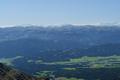 ber den weiten Lungauer Talkessel im Umfeld von Tamsweg, Mariapfarr und Mauterndorf hinweg berblickt man die sanftmtigen Grashgel der Nockberge bis zu wieder deutlich herausragenden Berggestalten am Horizont, die ich allerdings nicht zu benennen vermag.