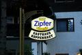 Darum wandere ich rasch die wenigen hundert Meter zur�ck zum Ausgangspunkt beim Gasthaus Koppenrast, wo sich eine Gruppe lautstark herumalbernder M�nner an einem von mir nicht n�her identifizierbaren Spiel duelliert (dabei wird Eisen? durch die Luft auf ein Ziel geworfen - oder so �hnlich). W�re es nicht schon so sp�t geworden, h�tte ich dem launigen Treiben gerne noch ein bi�chen beigewohnt.