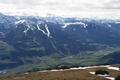 Auf der gegen�berliegenden Bergseite - im S�den - schauen wir �ber das Ennstal in die Schladminger Tauern, wo die Schneeb�nder der bereits teilweise ge�ffneten Schipisten im Umfeld von Hauser Kaibling und Planai deutlich erkennbar sind.