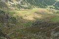 Tiefblick nach Osten. Im rechten, oberen Bildrand die K�hlerh�tte, bei der ich am Nachmittag beim Wiederaufstieg �ber den Lavantsee auf den Geierkogel vorbeikommen werde.