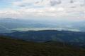 ... sondern steige direkt auf den Geierkogel auf, wo es nun leicht zu nieseln beginnt. Unten im Tal - im flachen Becken des Aichfeldes zwischen Judenburg, Zeltweg und Knittelfeld scheint noch die Sonne.