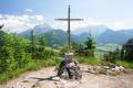 Beim Gipfelkreuz in 1.075 Meter Hhe ist es um die Mittagszeit sehr hei. Und auch die Tatsache, dass ich heute in Summe schon mehr als 1.700 Hhenmeter in den Beinen habe, trgt etwas zu meiner Mdigkeit bei.