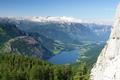 ... sowie grandiose Tiefblicke ber den Grundlsee in die Gletscherregion am Dachstein.
