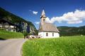 An einer kleinen, aber feinen (Hochzeits?)Gesellschaft bei der Kapelle vorbei ...