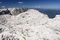 ... sondern zunchst noch dem etwas niedrigeren Westlichen Hochplattenkogel (oberhalb der Bildmitte) einen Besuch abzustatten. So kurz die Entfernung auf den ersten Blick auch erscheinen mag - so mhsam und anstrengend erweist sich der bergang  in den zerklftete Felsen.