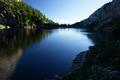 Whrend ein Wanderer ein erfrischendes Bad im khlen Bergwasser geniet ...