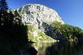 Vom Vorderen Lahngangsee dagegen hat sich die Sonne bereits verabschiedet. Lediglich der sonnenbestrahlte Neustein sorgt mit seinem Spiegelbild noch fr Erhellung im Seewasser.