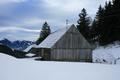 An Almgebuden zurck bis zur Strae beim Bauernhof Msl und weiter Richtung Westen zur Stalingradkapelle. Abstieg - teilweise steil und bei wenig Schnee und gefrorenem Boden etwas rutschig - nach Ritzmannsdorf und auf der Verbindungstrae nach Oppenberg zurck zum Auto.