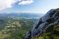 ... sowie den weiten Blick ber das nunmehr nebelfreie Salzkammergut (links unten der Miesbodensee, am unteren mittleren Bildrand die Kammalm) ...