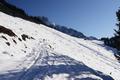 Das Vorwrtskommen mit den Krcken wird mit steigender Schneehhe immer mhsamer. Fr die letzte Hangquerung hinber zu den Htten der Stuhlalm brauche ich eine gefhlte Ewigkeit.