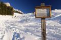 ... treffen wir auf ein Schild, welches das Begehen nicht gestattet. Ob das fr den Bereich der Stuhlalm auch fr den Winter gilt, ging aus den Zeilen aber nicht hervor. Ich kenne aber Schitourengebiete (z.B. in Obersterreich im Umfeld von Hinterstoder), wo das Befahren der Wiesen im Winter nicht geduldet wird.