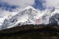 ... unser heutiges Tourenziel: Fast 1.000 Hhenmeter sind es hinauf zum Grimmingtor (rechts der Bildmitte). Kaum zu glauben, dass die Felsnische eine Hhe von etwa 50 Meter mit.