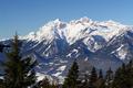 Ein herrlicher Tag heute. Wolkenloser, strahlend blauer Himmel. Dazu blendend weie, schneebedeckte Berggipfel - so wie hier im Dachsteingebirge ber der Ramsau.