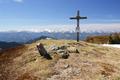 Das Gipfelkreuz am Kragelschinken ist erreicht. Blick Richtung Westen auf die schneebedeckten Gipfel der Rottenmanner Tauern.