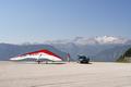 ... wo sich gerade ein Drachenflieger fr den Start vorbereitet. Im Hintergrund die Gletscher am Dachsteingebirge.