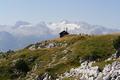 Weiter gehts ber die Bergrettungshtte am Hochanger mit formitablen Ausblick auf den Dachstein.