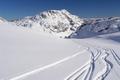 Endlich gehts hinunter in wrmere Gefielde. Die Abfahrt im lockeren Pulverschnee bereitet groes Vergngen.