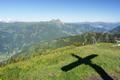 ... rechts unter uns das Gasteinertal. Oberhalb der Bildmitte der Bernkogel.