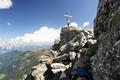 Beim Gipfelkreuz herrscht ein reges Kommen und Gehen so dass wir nach der Jause Platz machen f�r die n�chsten Gipfelaspiranten.