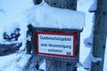 Spter folgen wir einer Schneemobilspur am Quellschutzgebiet (