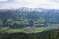 Ausblick ber das Ennstal in die auch im Juni noch immer reichlich schneebedeckten Gipfel der Schladminger Tauern zwischen Hochwildstelle (links) und Hchstein (rechts).