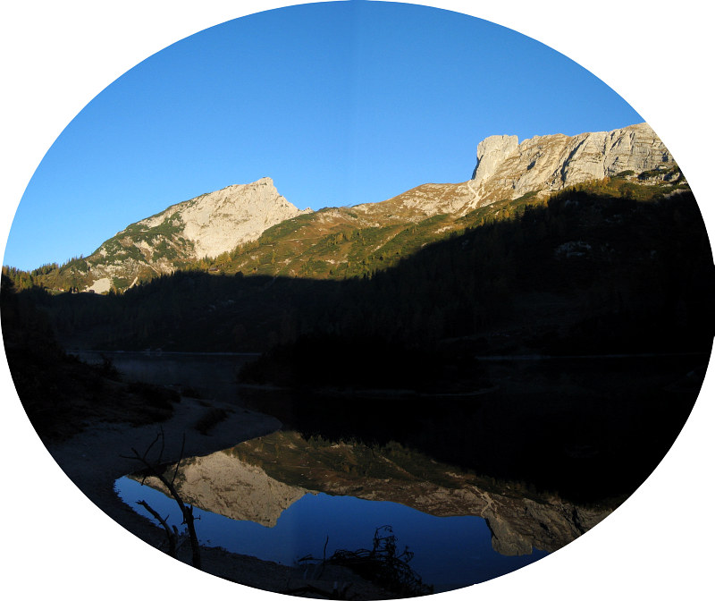 Traweng und Sturzhahn spiegeln sich im Steirersee