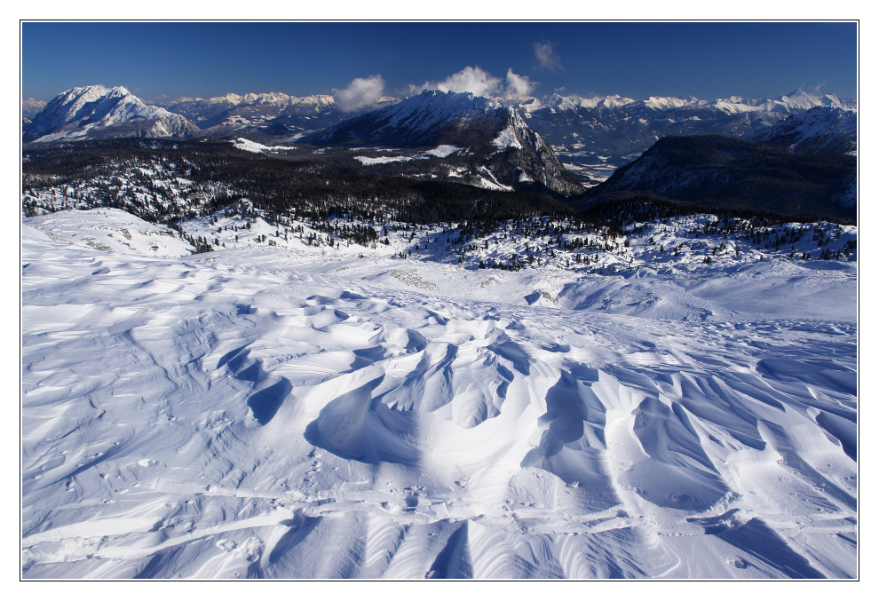 Ausblick vom Hirzberg zwischen Kammspitz und Stoderzinken nach Grbming. Links der Grimming.